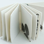 “Songbook” porselein, keramische zeefdruk ,vilt, zilver, 10/15 cm 2012